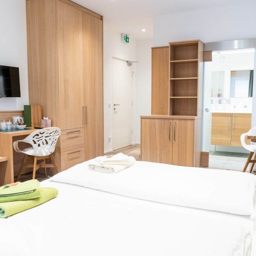 FLOECKNER B&B Dreibettzimmer mit Bad